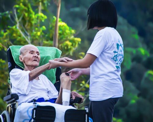 hospice-caring-for-elder-help-elderly