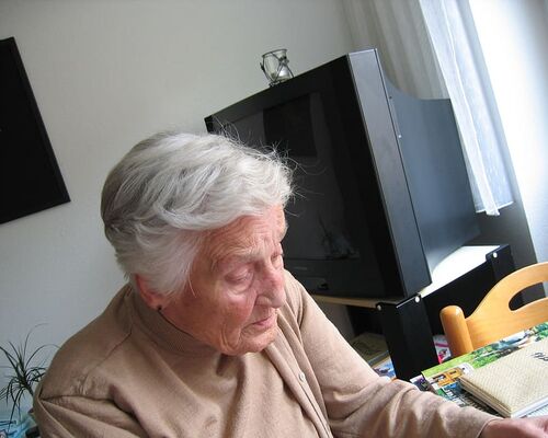dependent-dementia-woman-old2