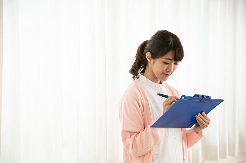 カルテに記入するスタッフ